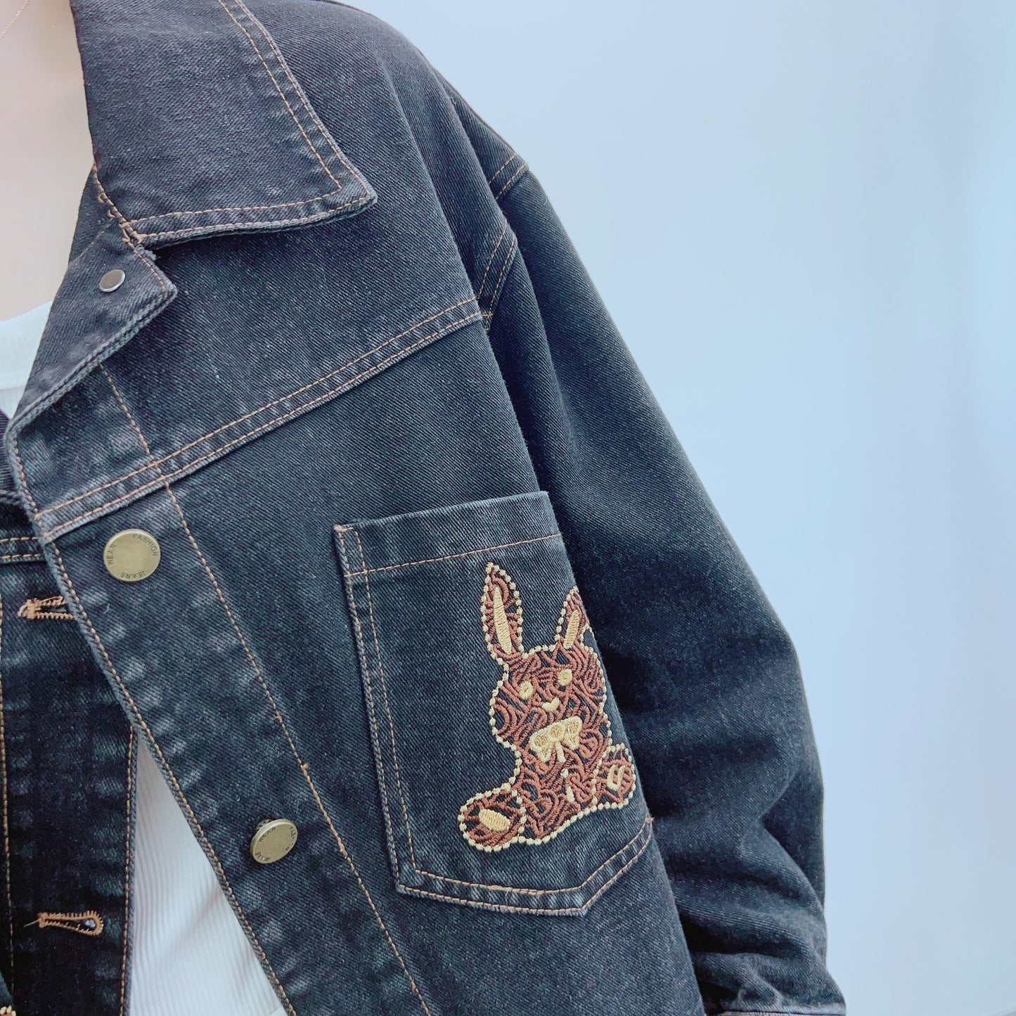 Dame denimjakke med legende kaninbroderi og afslappede detaljer Stilla