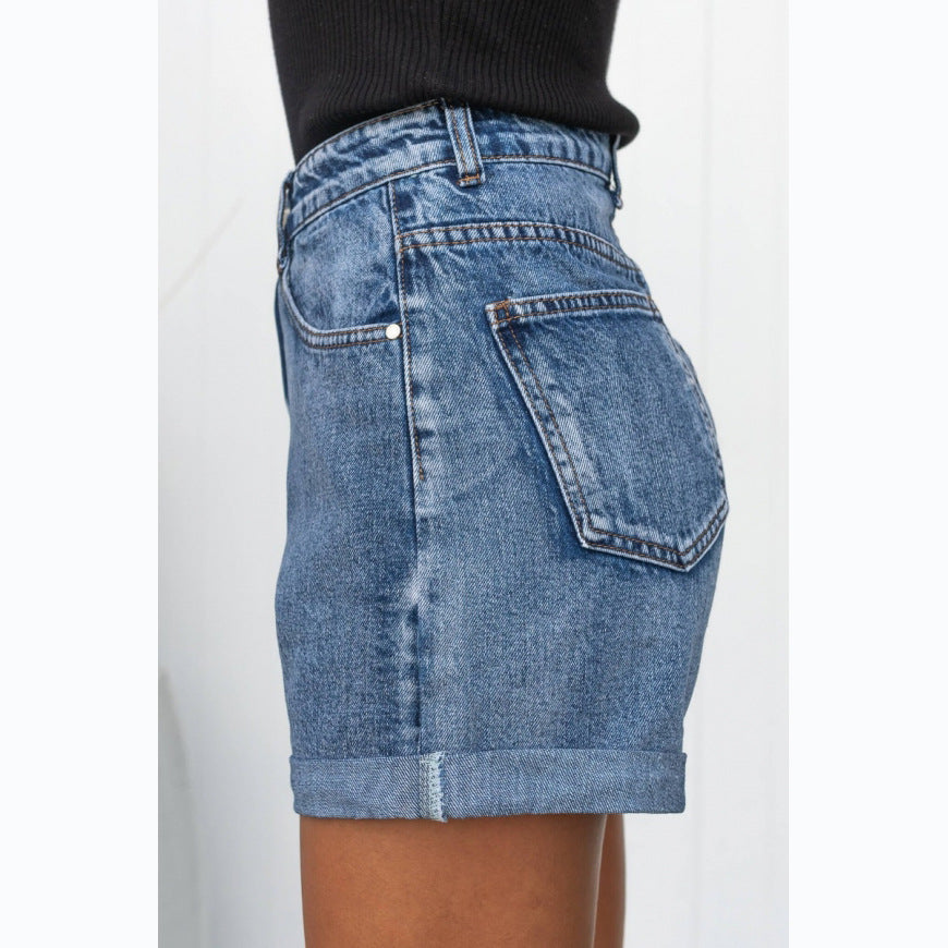 Dame jeans shorts i moderigtige højtaljede snit med opsmøget kant og praktiske lommer Stilla