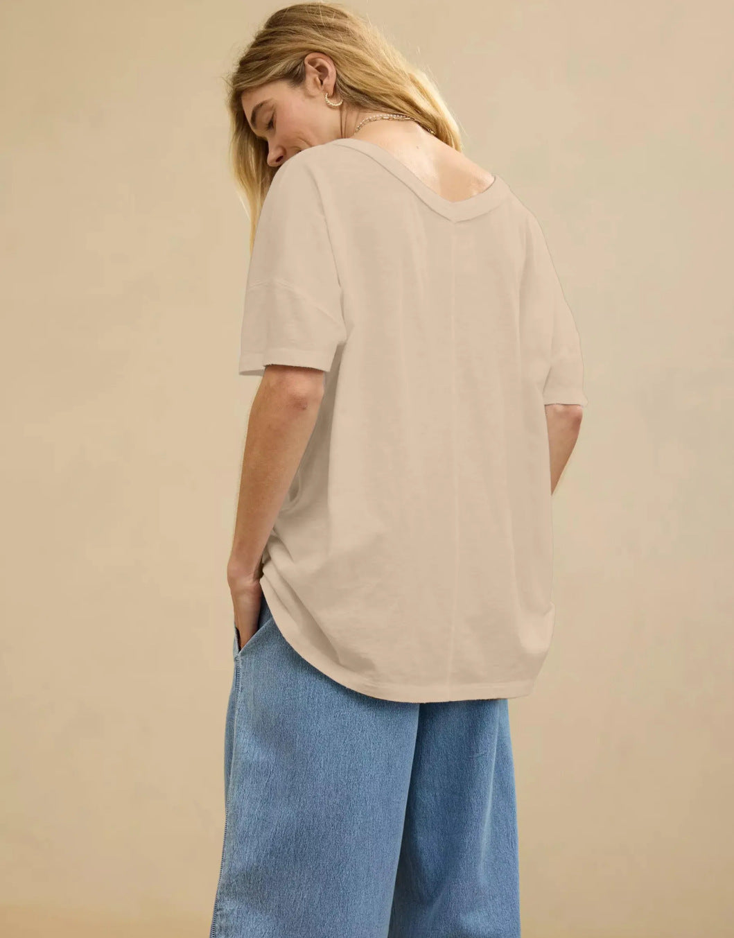 Dame afslappet oversized T-shirt med dyb V-hals Stilla