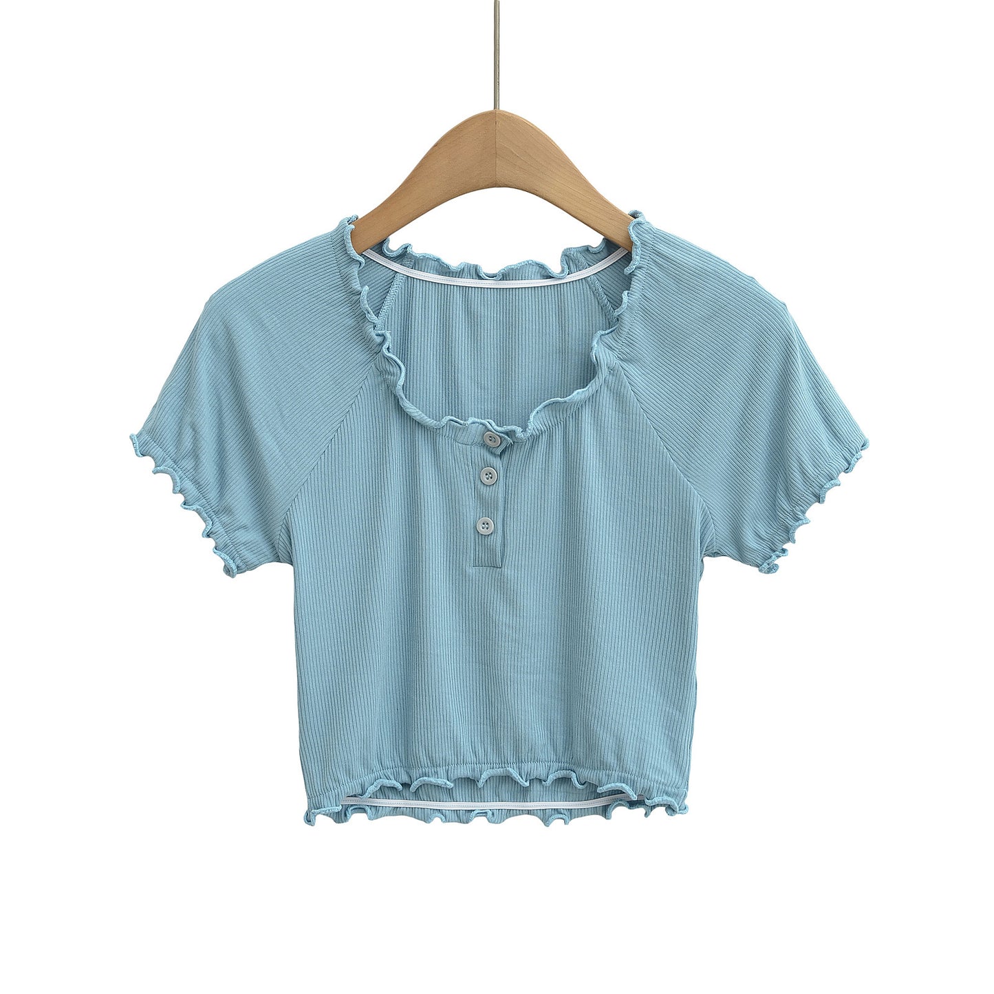 Dame cropped T-shirt med flæsedetaljer og knaplukning Stilla