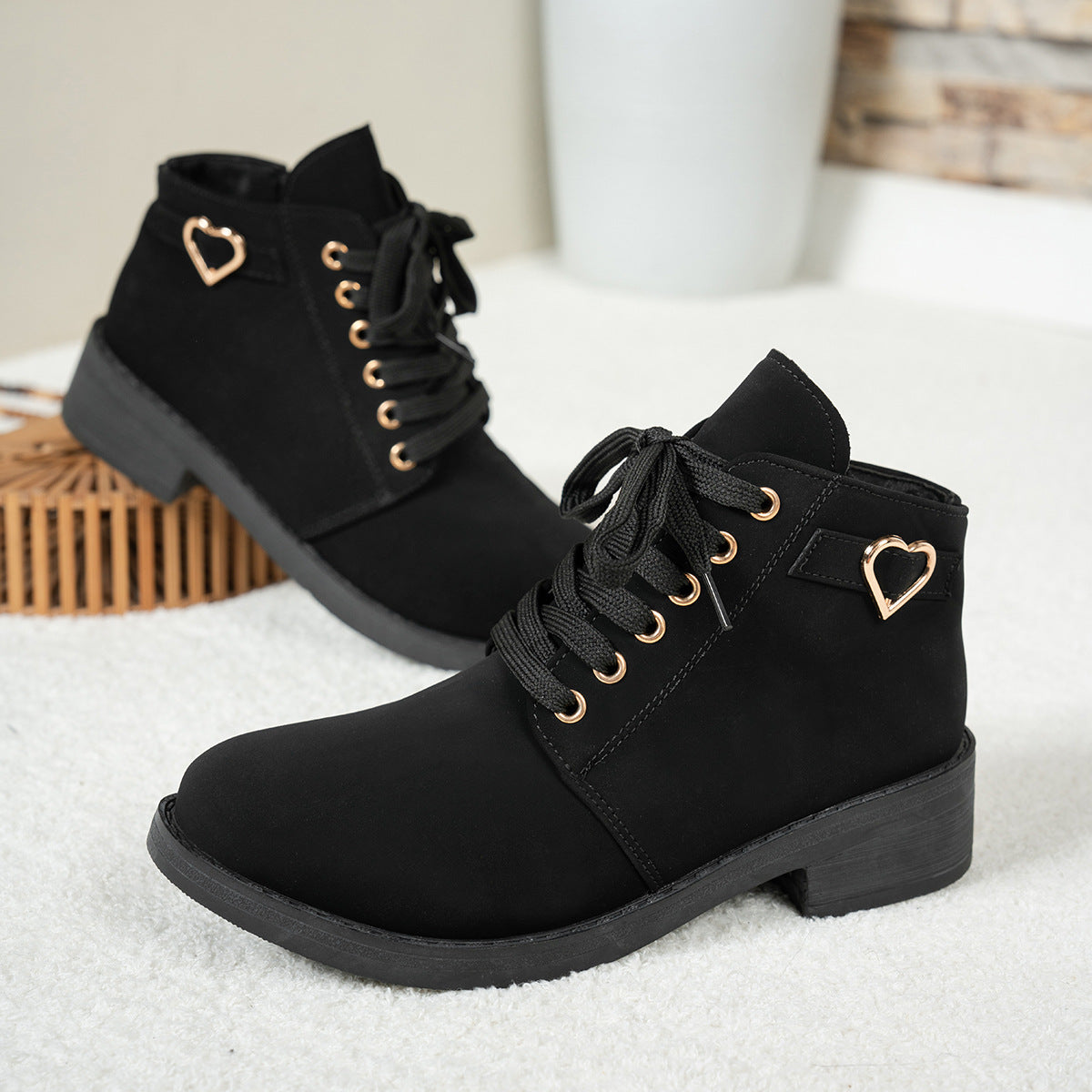 Dame snørestøvler med fashionable hjerte-accenter og skridsikker sål Stilla