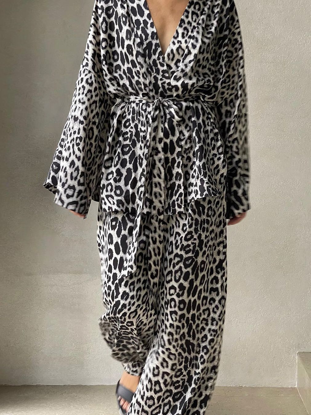 Dame jumpsuit i trendy dyreprint stil med bredt ben og elegante detaljer Stilla