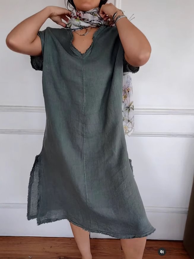 Dame afslappet linnedress med V-udskæring og ujævn kant Stiila