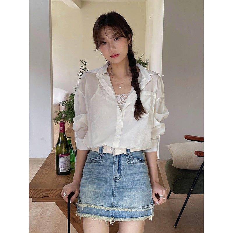 Dame afslappet bluse i tyndt stof med diskrete knapdetaljer og moderne pasform Stilla