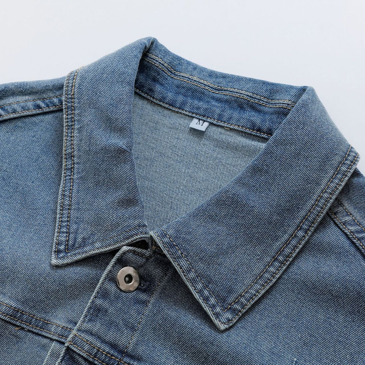 Dame Denimjakke med moderne snit og innovative udsmykninger Stilla