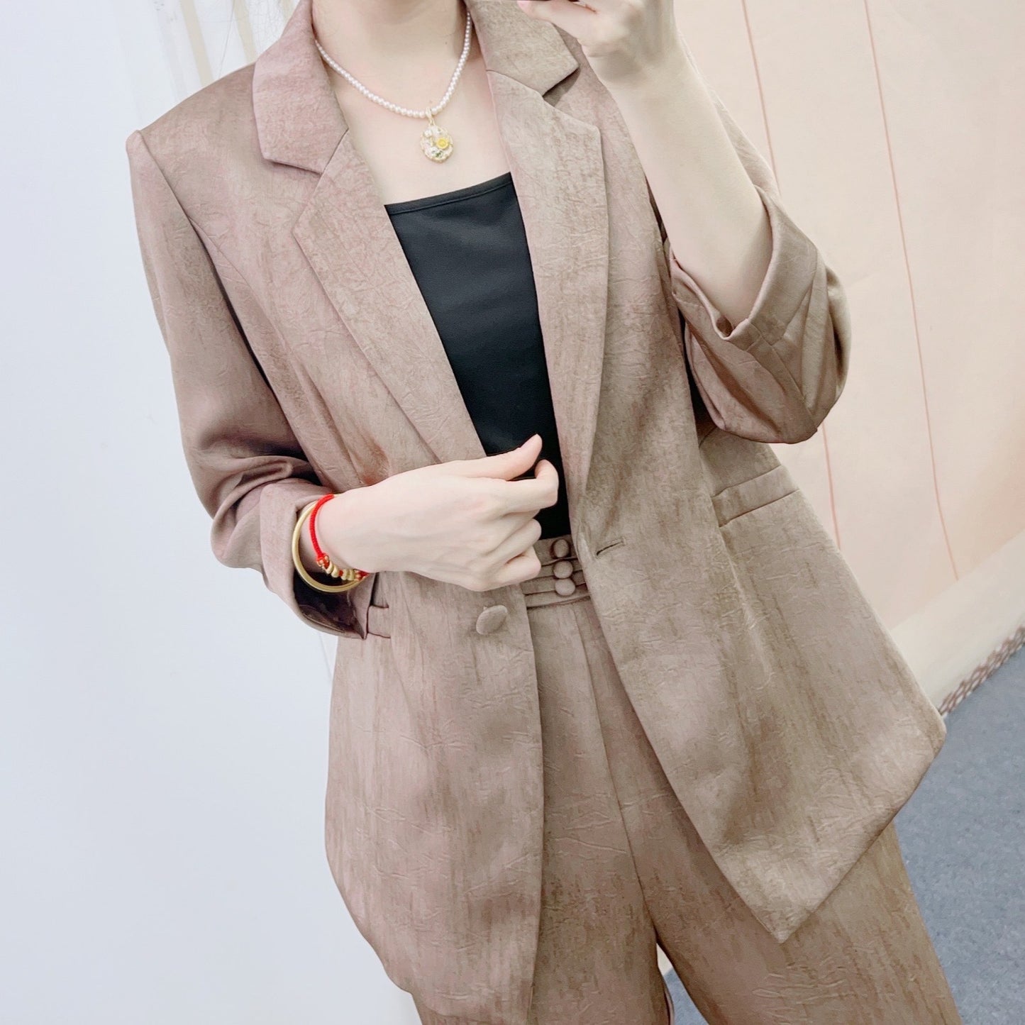 Dame elegant blazer-bukser-sæt med skinnende finish og figursyet silhuet Stilla