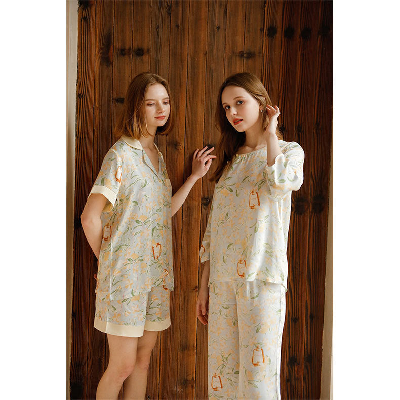 Dame pyjamasæt med elegant blomsterdesign og løs pasform Stilla