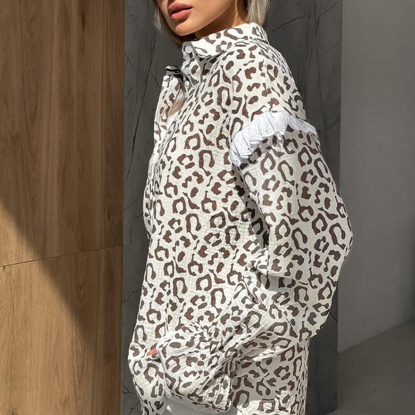 Dame dyreprint bluse med flæser og knapdetaljer Stilla