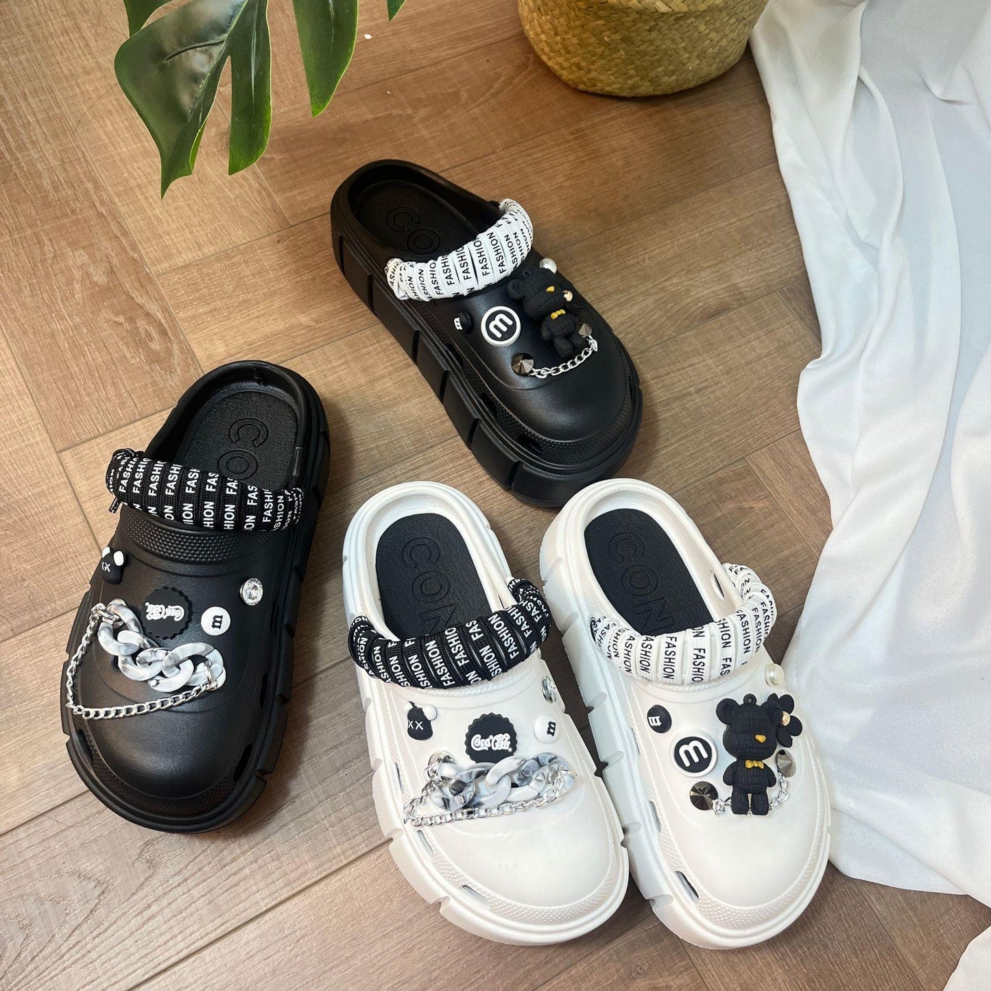 Dame Dekorative Mode Clogs med unikke applikationer Stilla