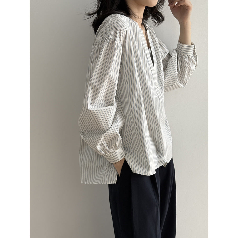 Dame afslappet bluse med ståkrave og elegant knappemulighed Stilla