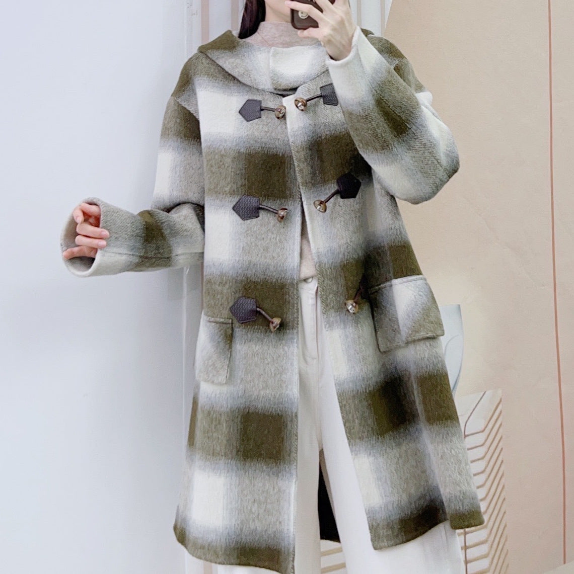 Dame Designer-frakke med innovativ knaplukning og rutemønster Stilla