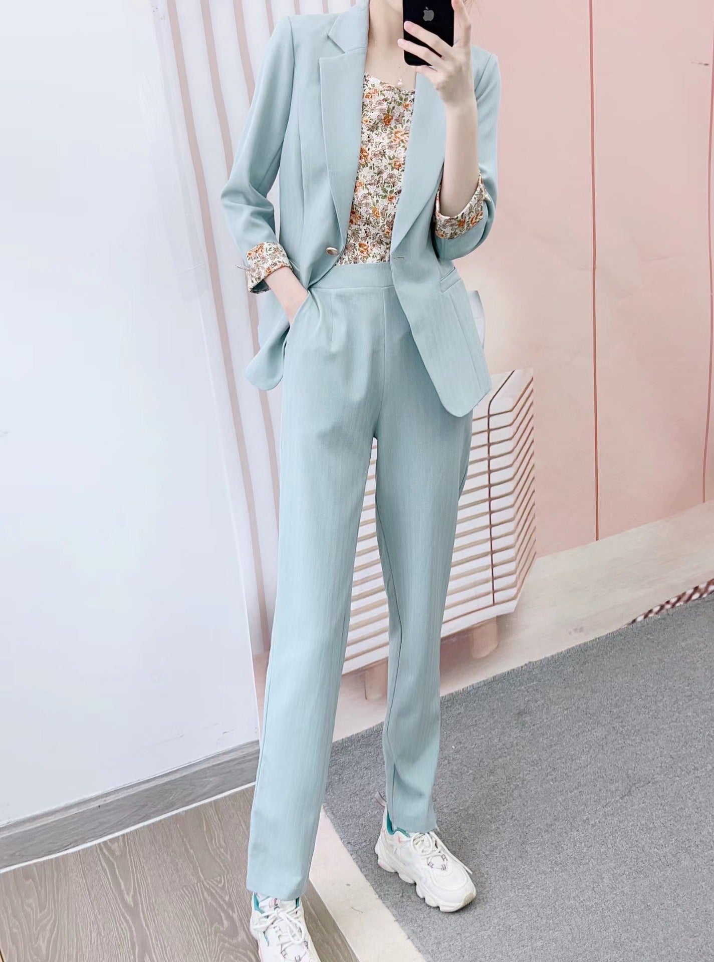 Dame Elegant Blazer-Bukser-Sæt med blomsteret top og moderne detaljer Stilla