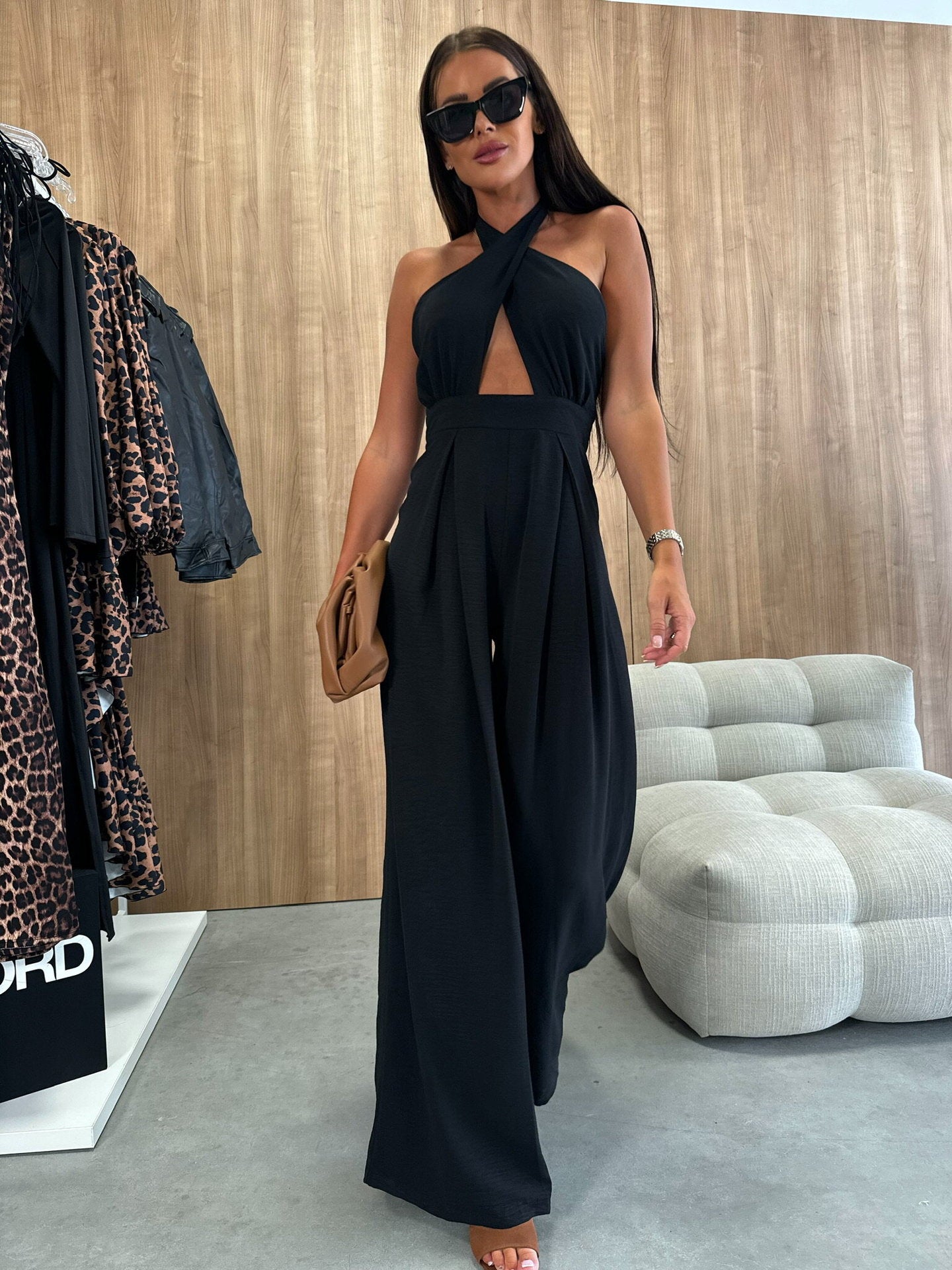 Dame jumpsuit med dyb V-udskæring og elegant snit Stilla