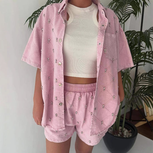 Dame afslappet og stilfuldt sæt bestående af kortærmet bluse og shorts Stilla