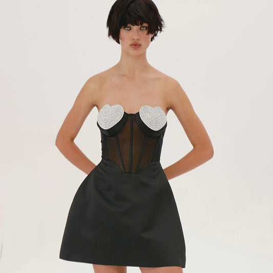 Dame designerkjole med detaljeret hjerteudskæring og gennemsigtig ryg Stilla