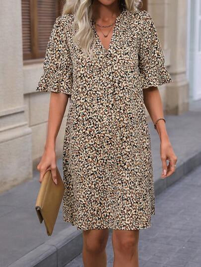 Dame afslappet blomsterkjole med V-udskæring og udstrakte ærmer Stilla