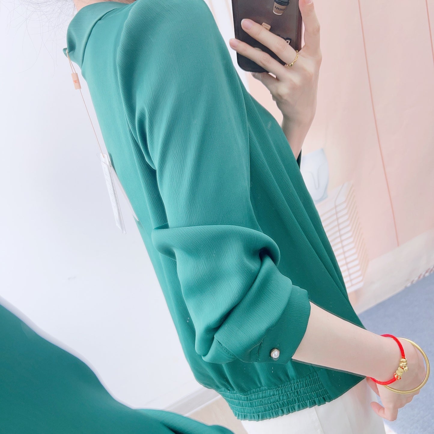 Dame elegant bluse med dekorativ sløjfe-detalje og højkvalitets applikation Stilla