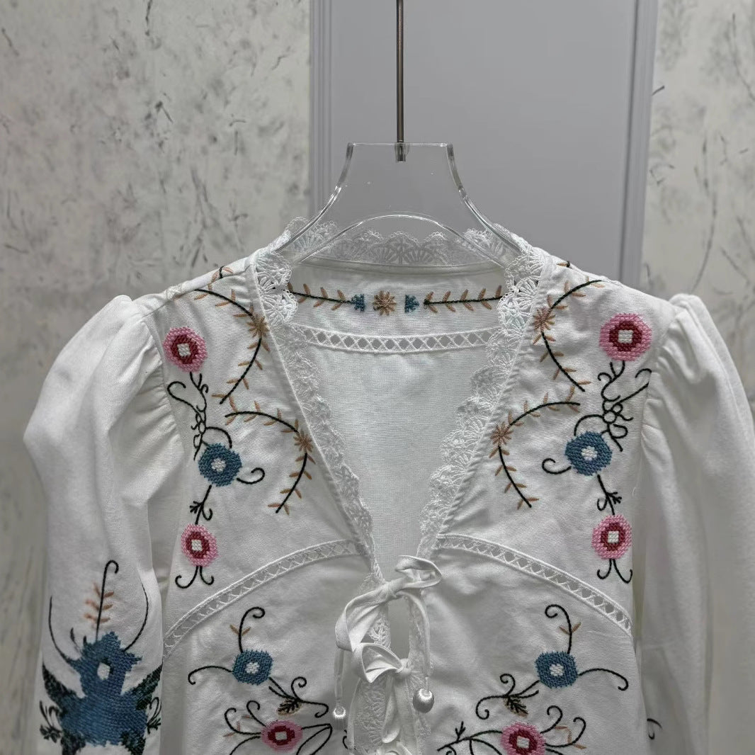 Dame Delikat broderet bluse med rynkedetaljer og snoretræk Stilla