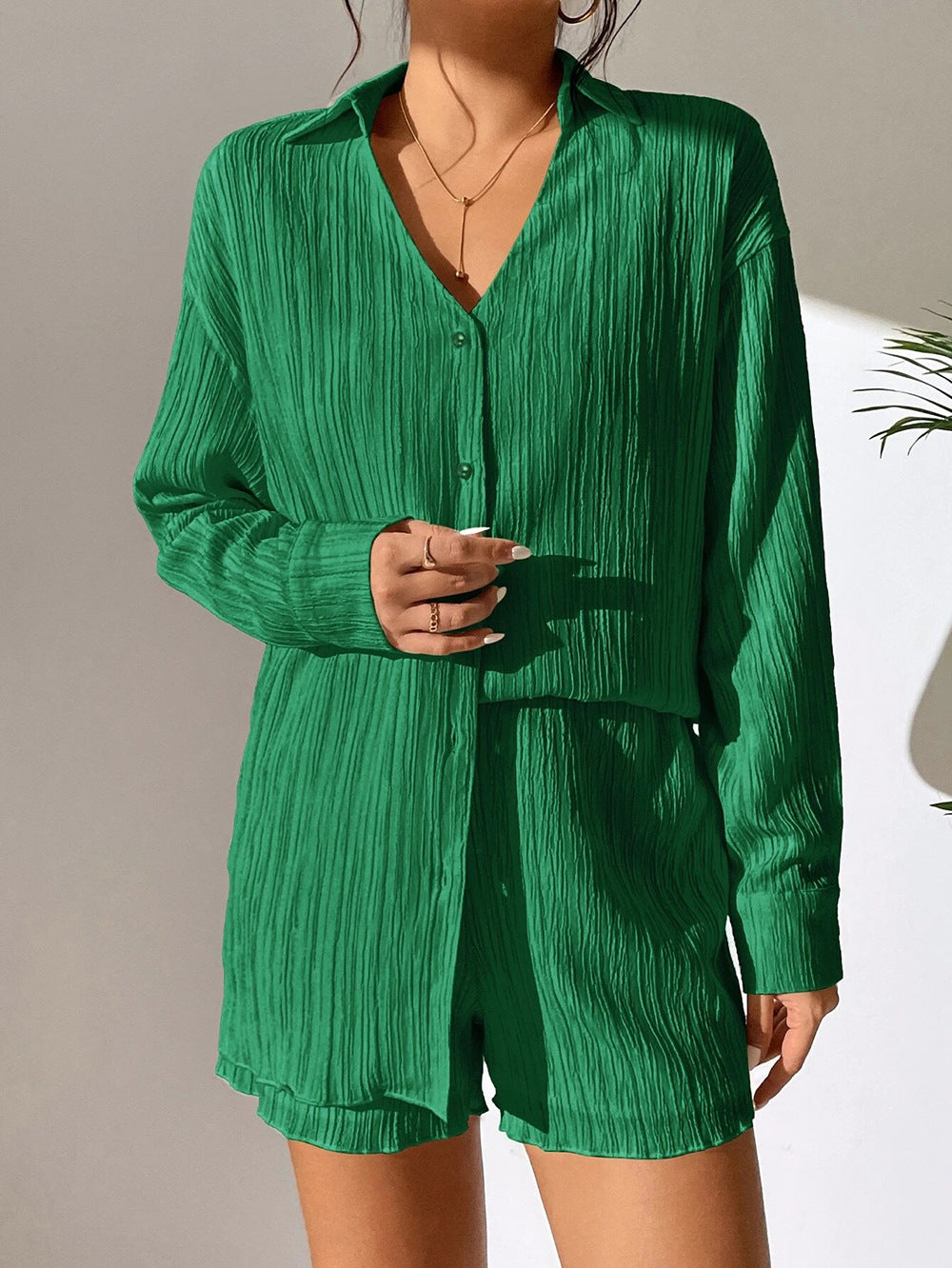 Dame afslappet kortærmet jumpsuit med struktureret overflade og elegant V-udskæring Stilla