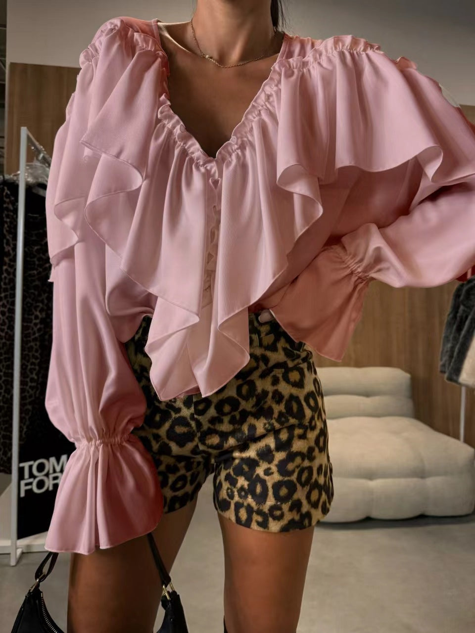 Dame elegant bluse med voluminøse ruffle detaljer Stilla