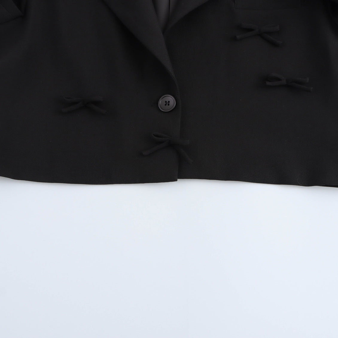 Dame Cropped Blazer med dekorative bånd detaljer og elegant snit Stilla