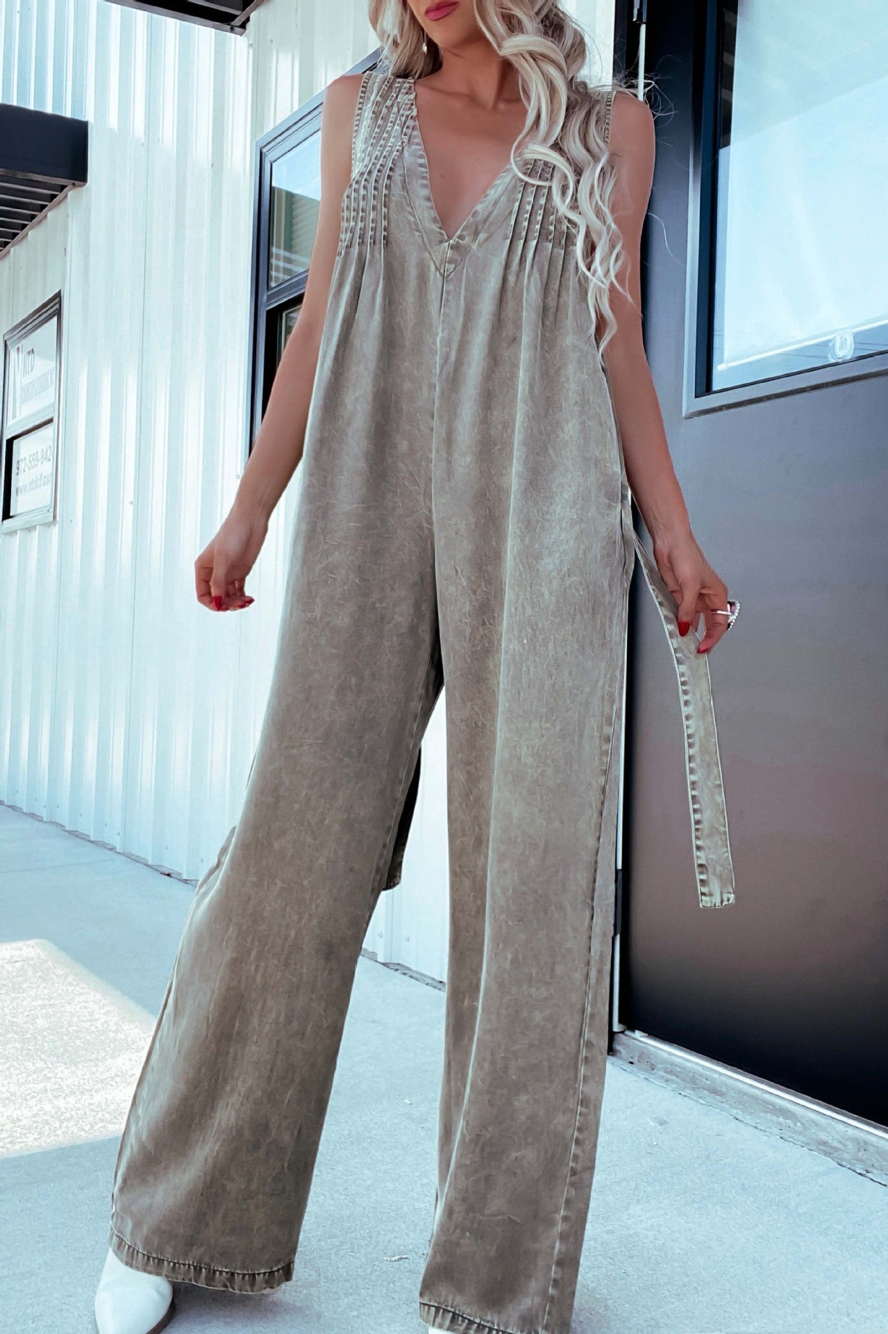 Dame jumpsuit med dyb V-halsudskæring og bredt skåret ben Stilla