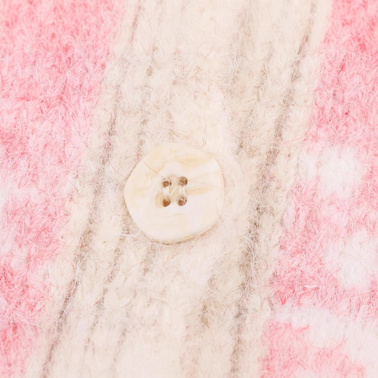 Dame strikvest med blomsterdesign og knaplukning Stilla