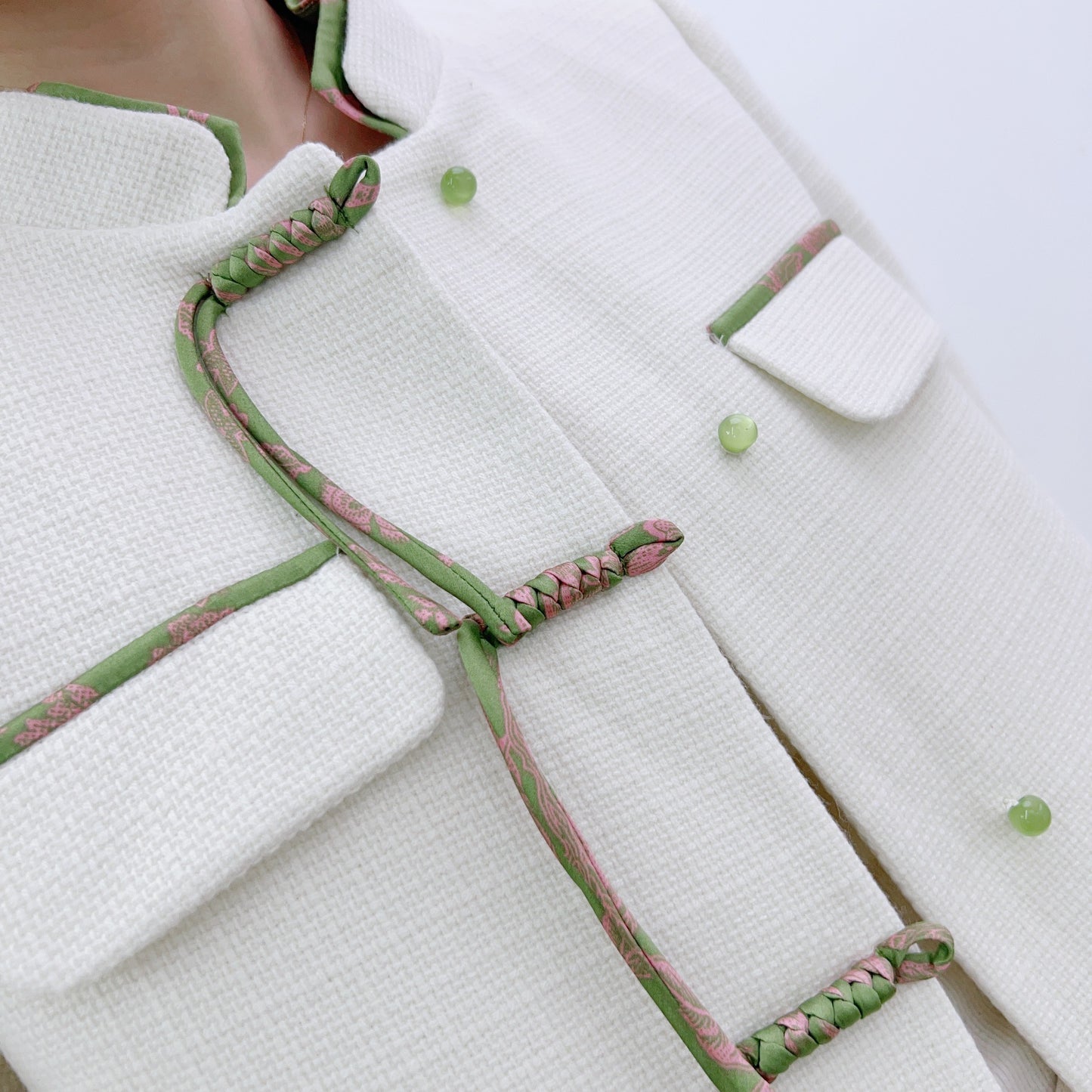 Dame designerjakke med elegant ståkrave og florale accenter Stilla