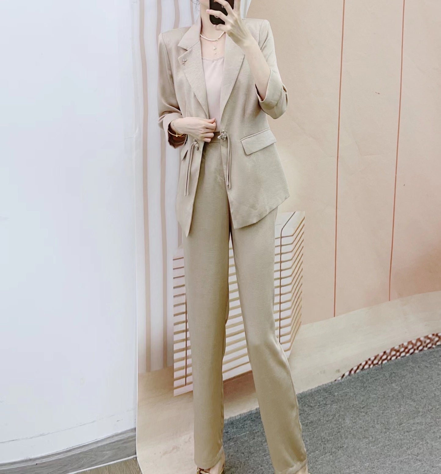 Dame Elegant Blazer-Bukser-Sæt med taljebinding og modetrendy snit Stilla