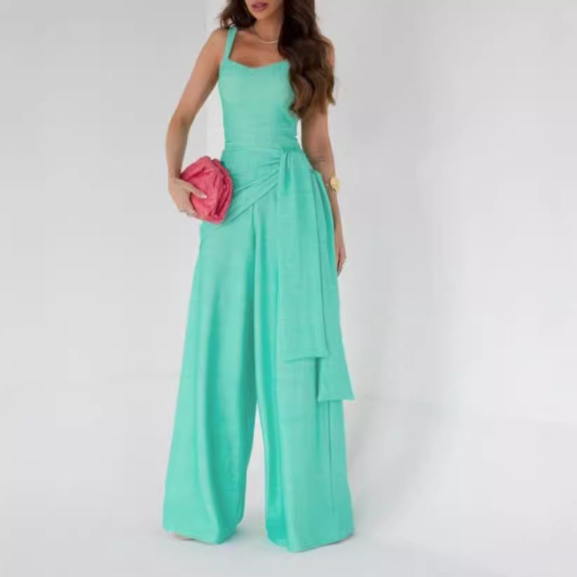 Dame bredt jumpsuit med elegante draperinger og stropper Stilla