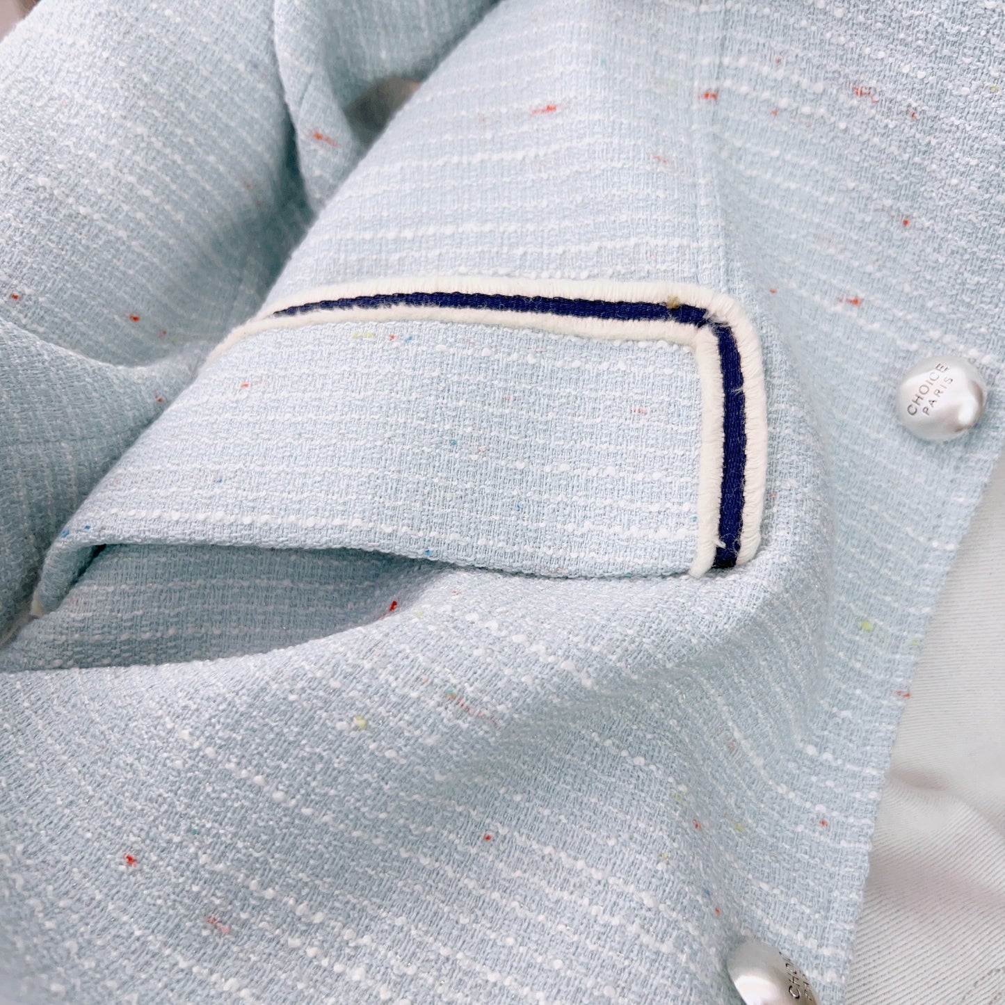 Dame elegant Boucle-jakke med dekorativ knaplukning og praktiske lommer Stilla