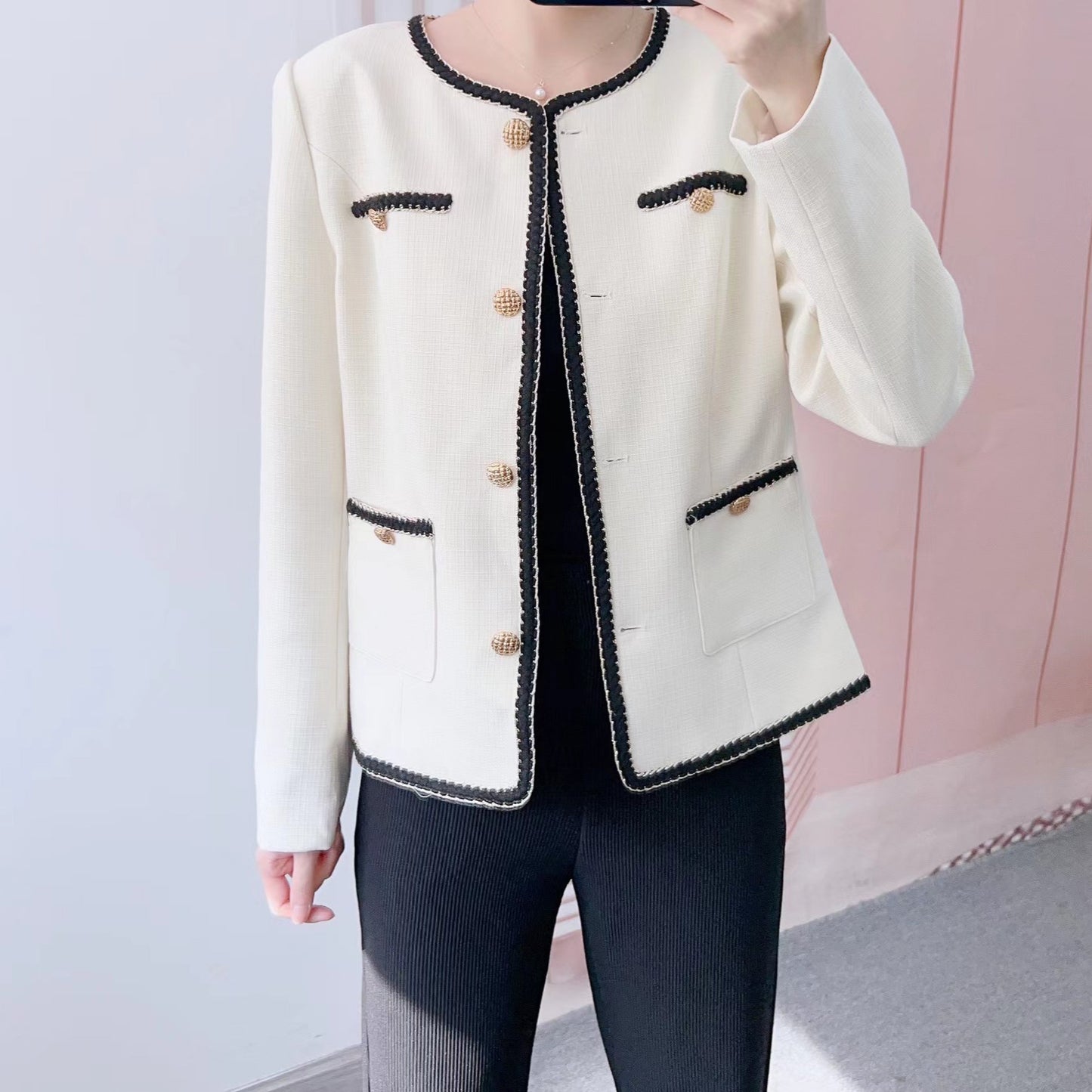 Dame Elegant Boucle-Jakke med dekorativ kontrastbesætning og gyldne knapper Stilla