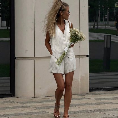 Dame to-delt sæt i let hør med figursyet blazer og komfortable shorts Stilla