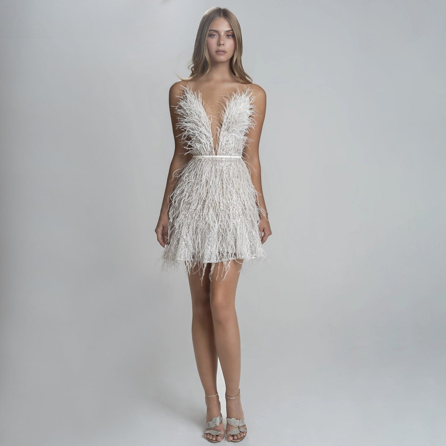 Dame Eksklusiv Mini-Kjole med Fjer og Gennemsigtige Detaljer Stilla