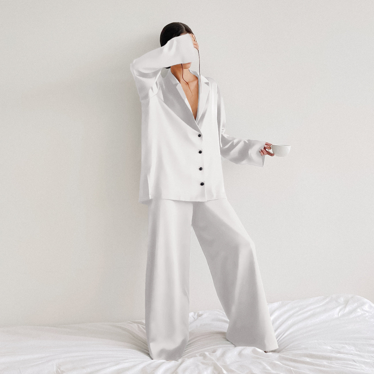 Dame Satin Pyjama-sæt med elegant V-udskæring og brede ben Stilla