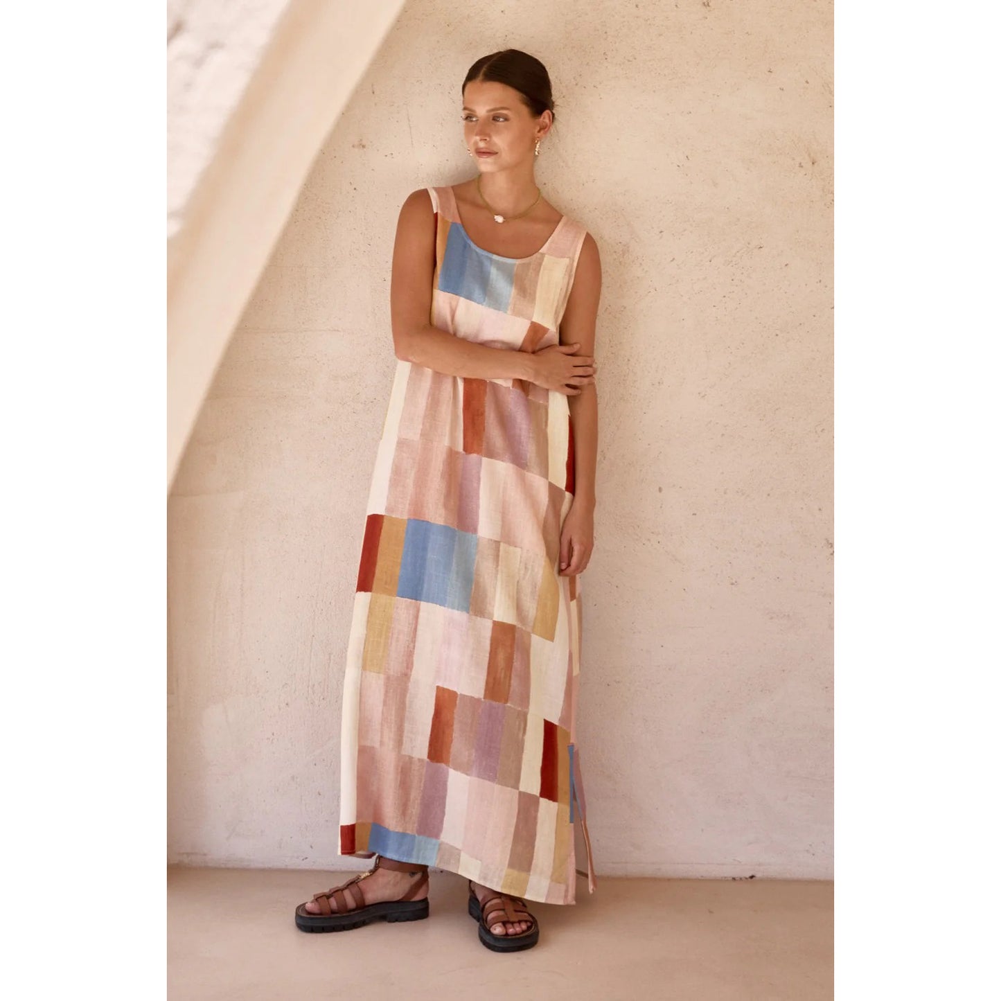 Dame afslappet maxikjole med farverigt grafisk mønster og brede stropper Stiila