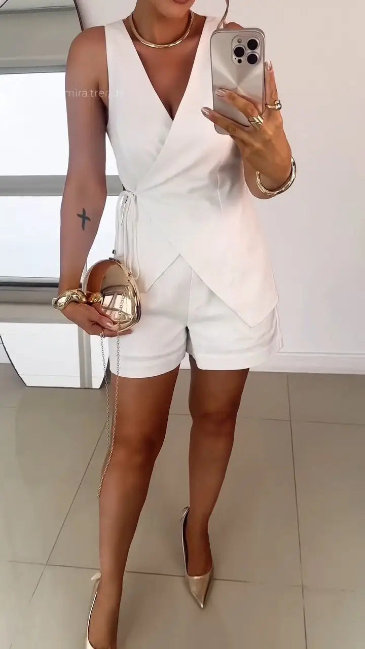 Dame Jumpsuit med elegant omslagsdesign og kort ben Stilla