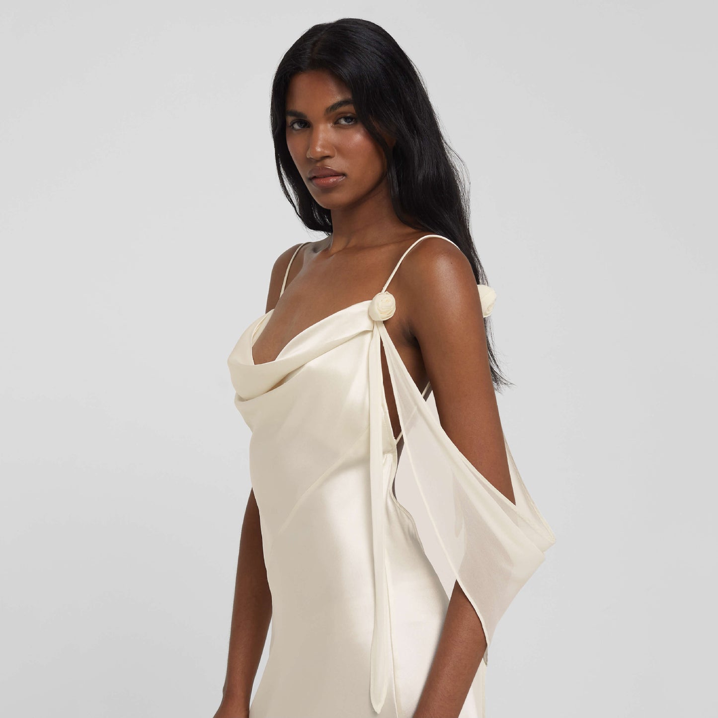 Dame Elegant aftenkjole med asymmetrisk design og flydende stof Stilla