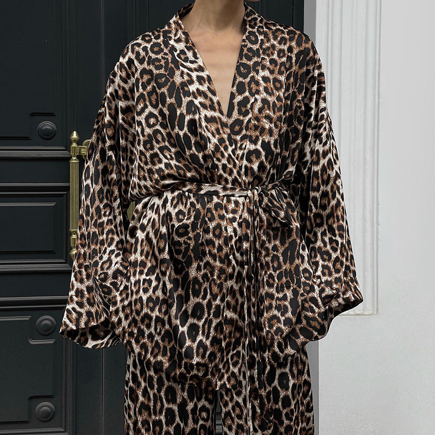 Dame jumpsuit i trendy dyreprint stil med bredt ben og elegante detaljer Stilla