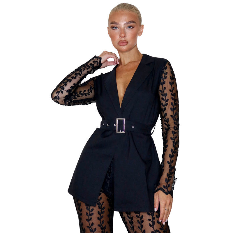 Dame jumpsuit med elegant blondeovertræk og figursyet design Stilla