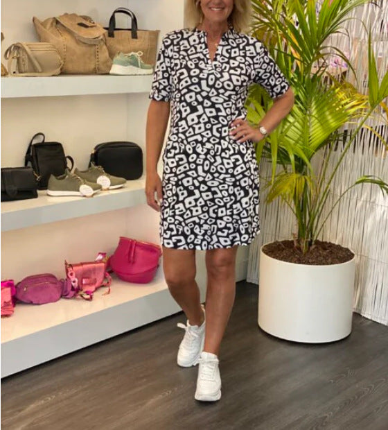 Dame afslappet kjole med sidelommer og moderigtigt mønster Stilla