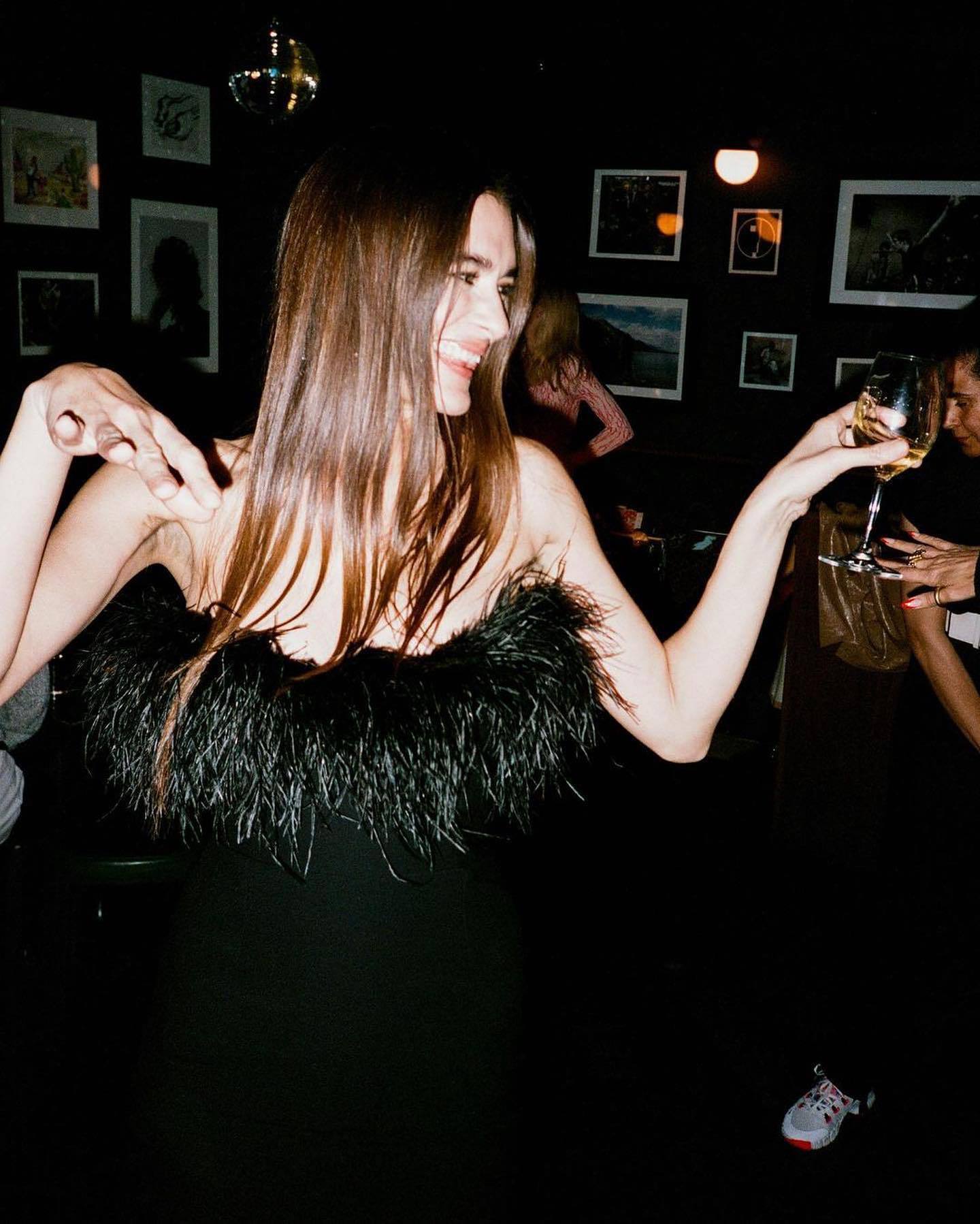 Dame Elegant festkjole med fjerdetaljer Stilla