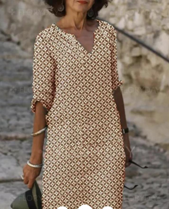 Dame afslappet kjole med grafisk print og gennemgående knapstolpe Stilla