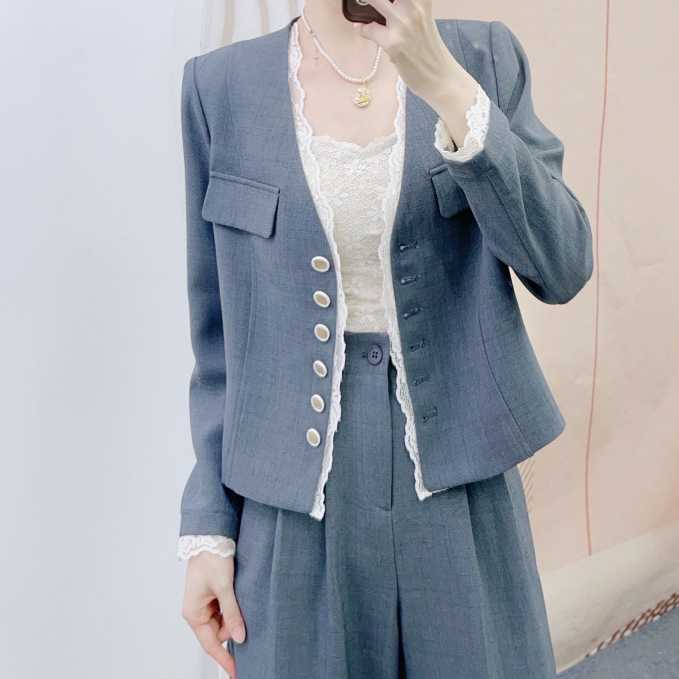 Dame elegant blazer-bukser-sæt med høj kvalitet tekstur og dekorative knapdetaljer Stilla