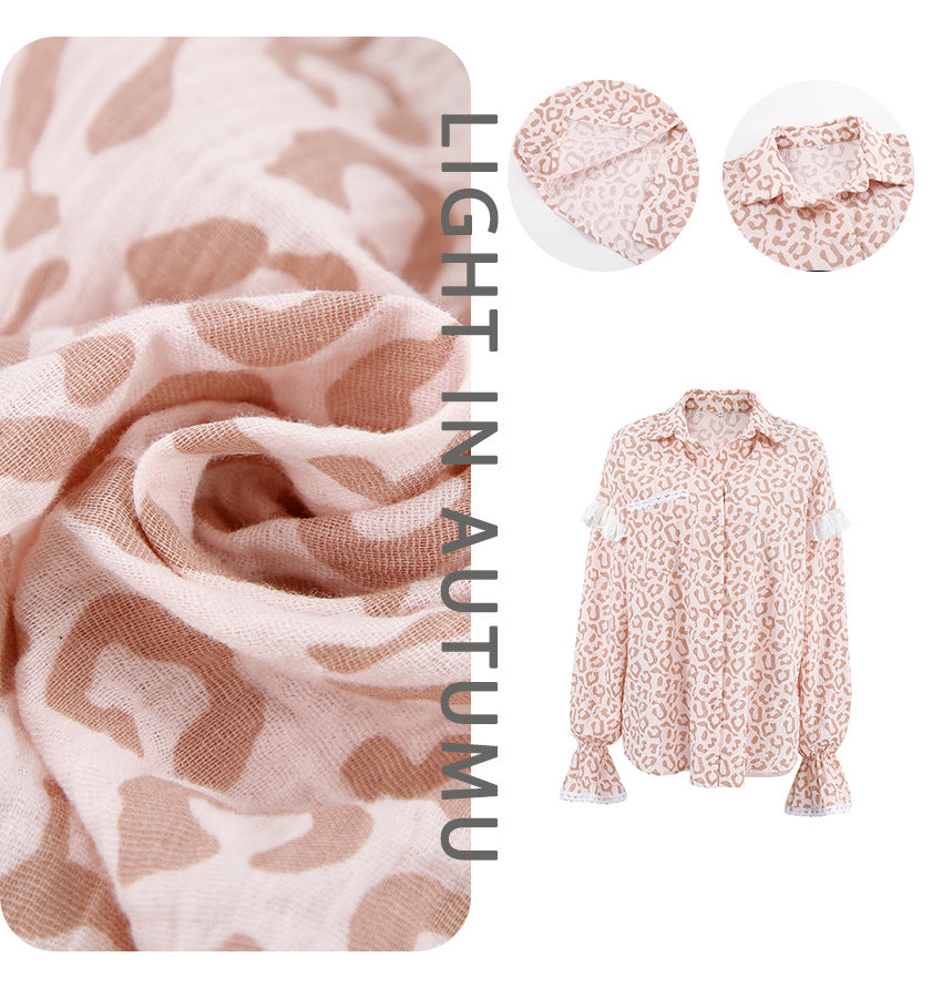 Dame dyreprint bluse med flæser og knapdetaljer Stilla