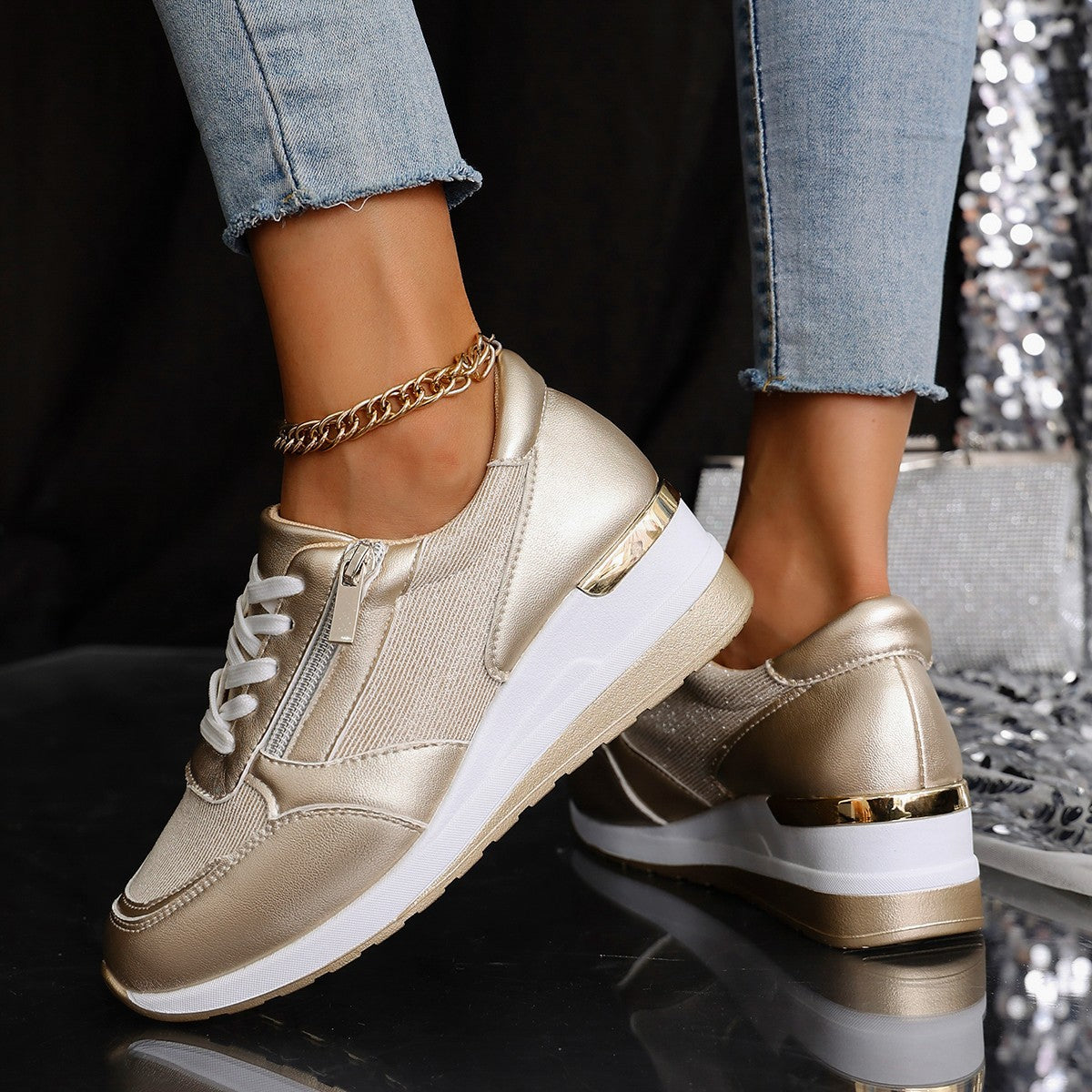 Dame Sneakers med glitrende overflade og praktisk lynlås Stilla