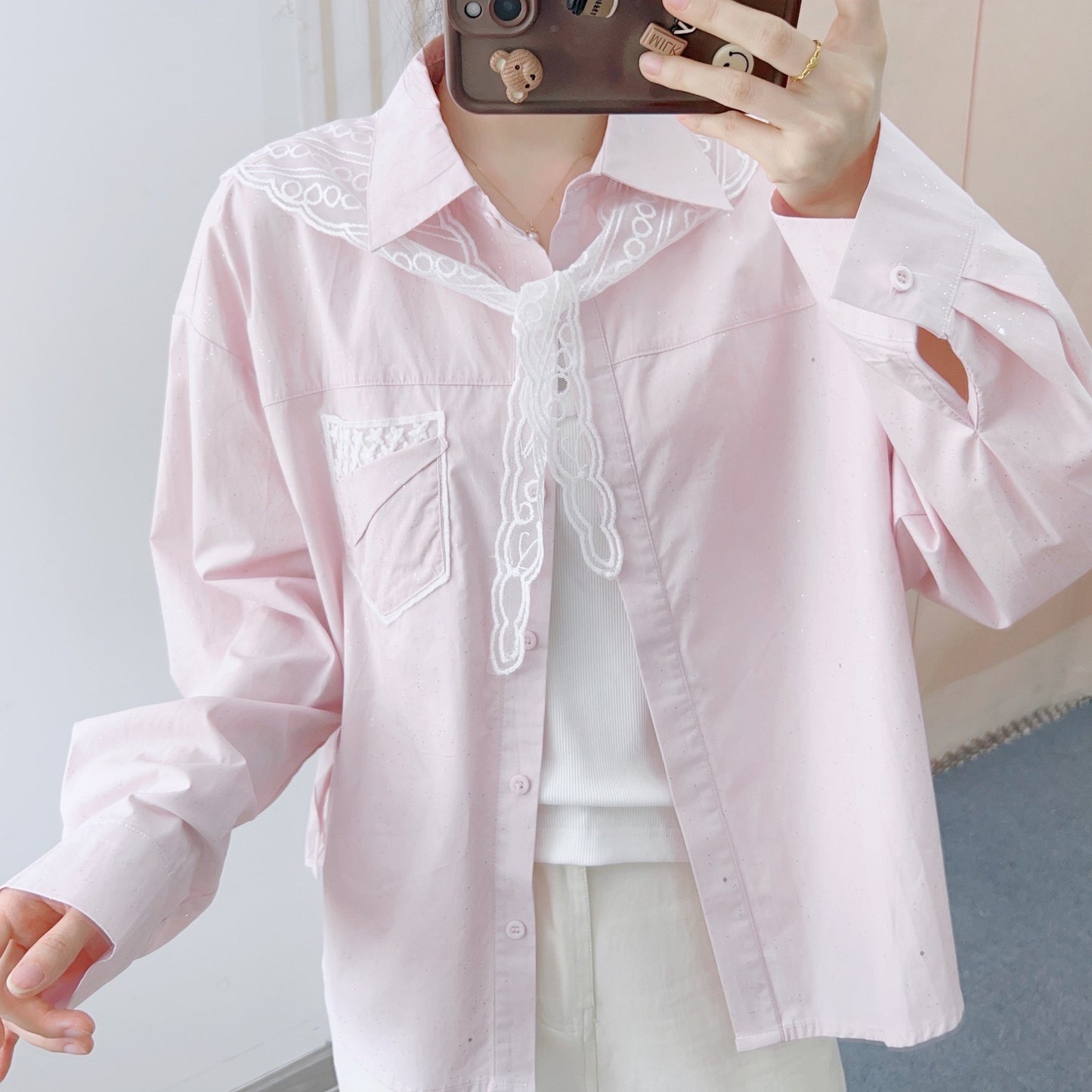 Dame elegant bluse med kunstneriske flæsedetaljer Stilla