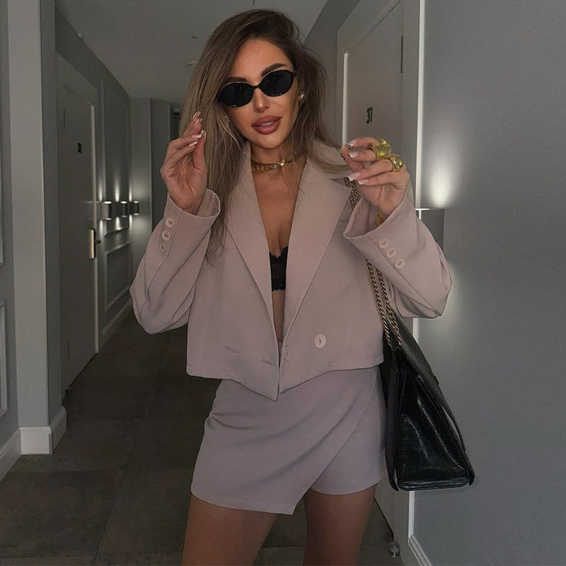 Dame moderner Blazer-Shorts sæt med asymmetrisk kant og elegant design Stilla