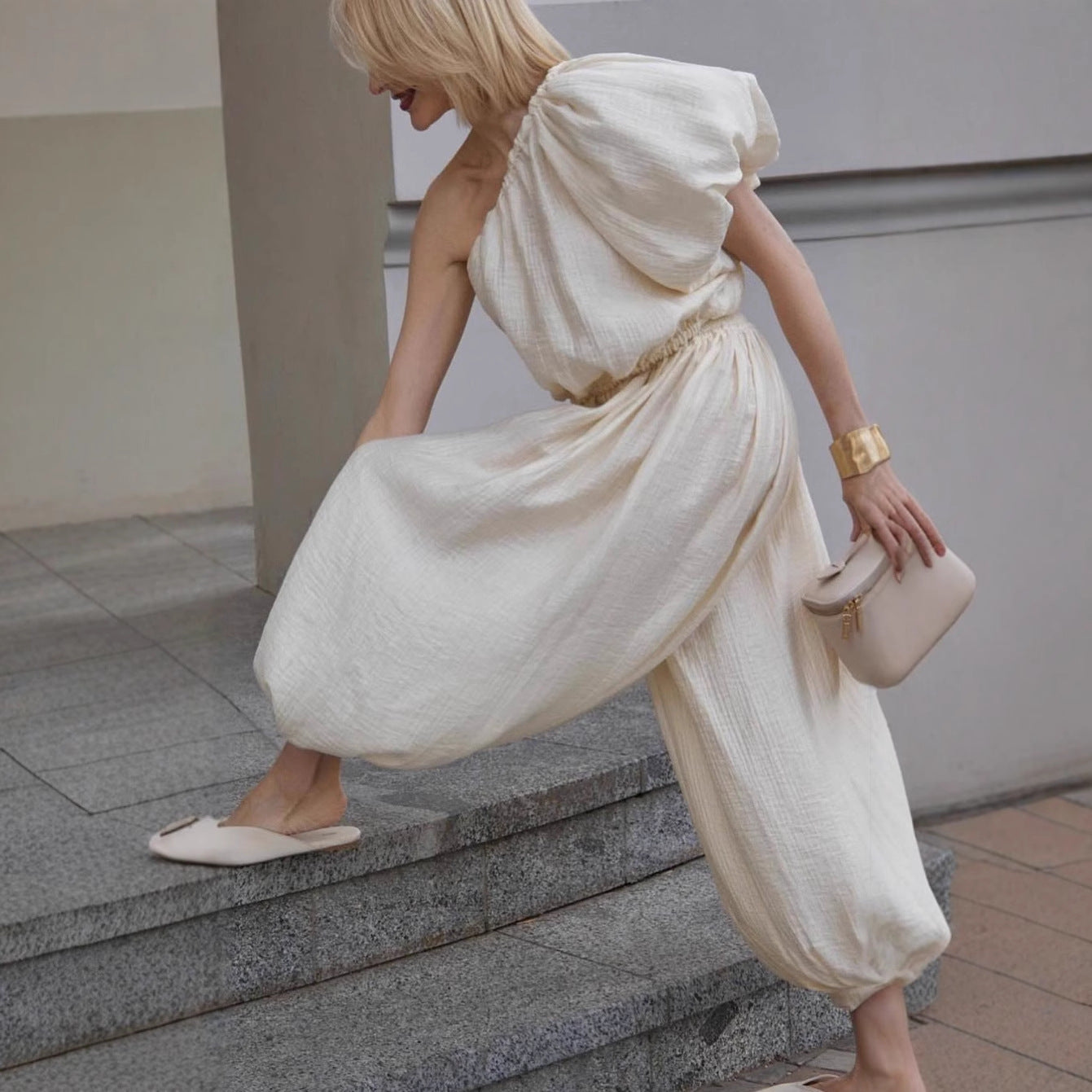 Dame Oversized Jumpsuit med asymmetrisk snit og luftige detaljer Stilla