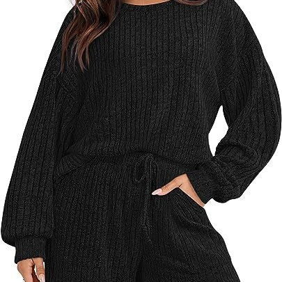 Dame afslappet Relax-sæt med løs trøje og shorts i blødt materiale Stilla